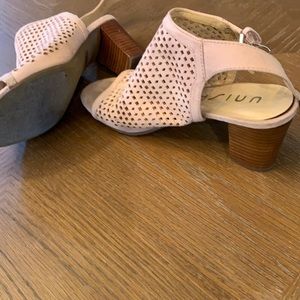 Light pink sandal/ heel